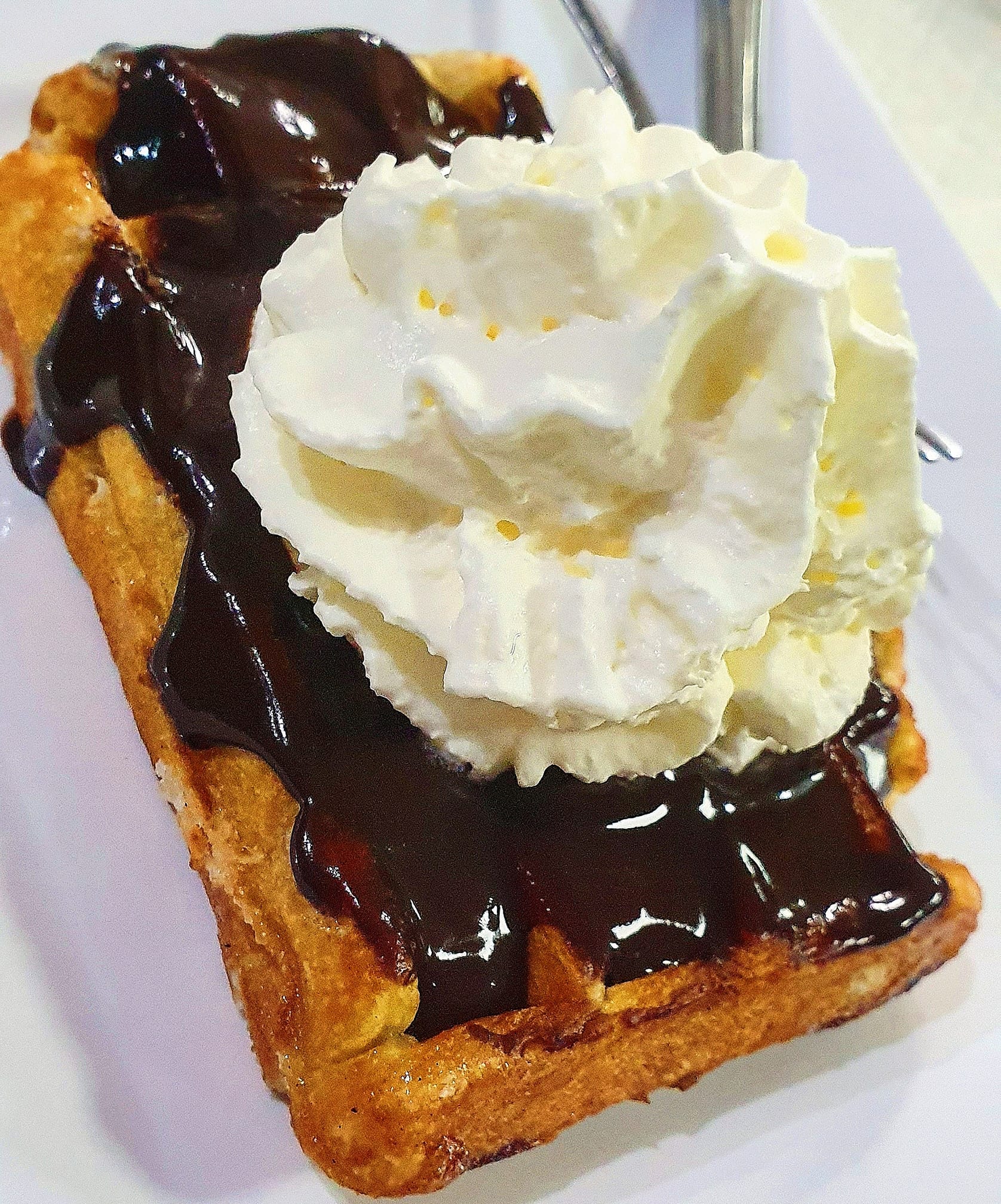 Gofre con nata y chocolate de la casa